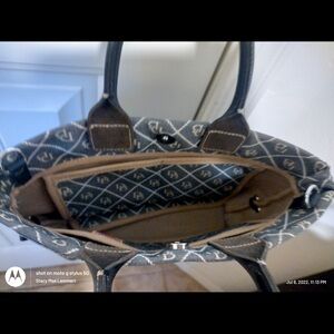 DOONEY & BOURKE Medium Size Tote Monog print. Timeless Style, like new.